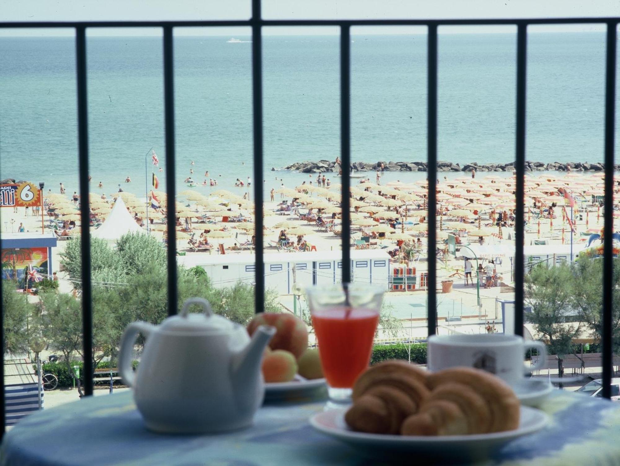 Hotel De La Plage Римини Екстериор снимка