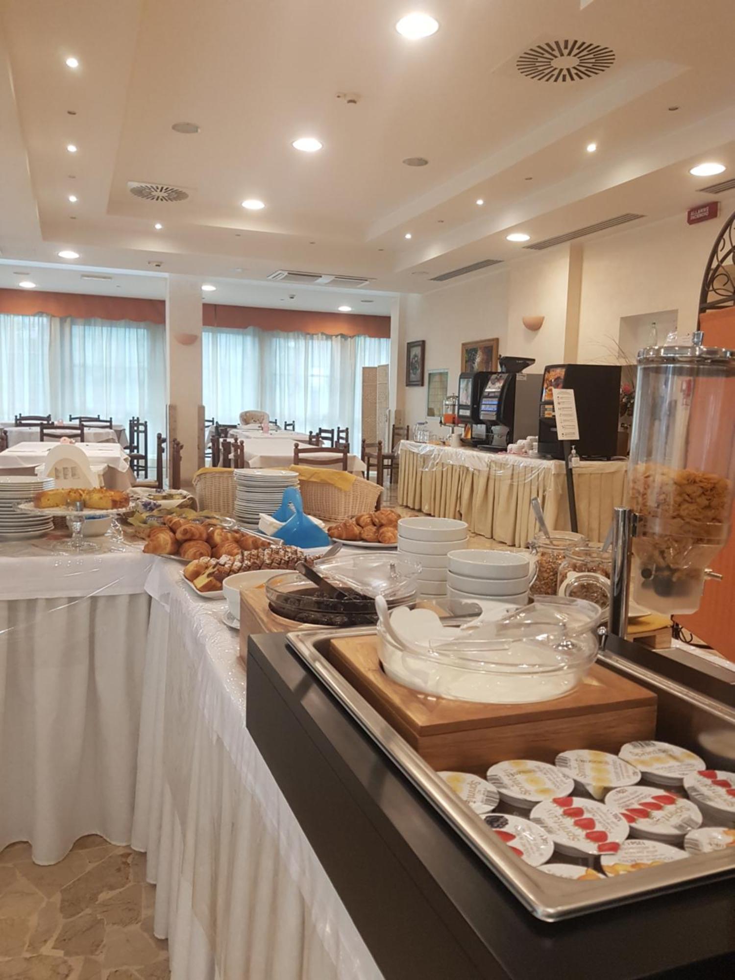 Hotel De La Plage Римини Екстериор снимка