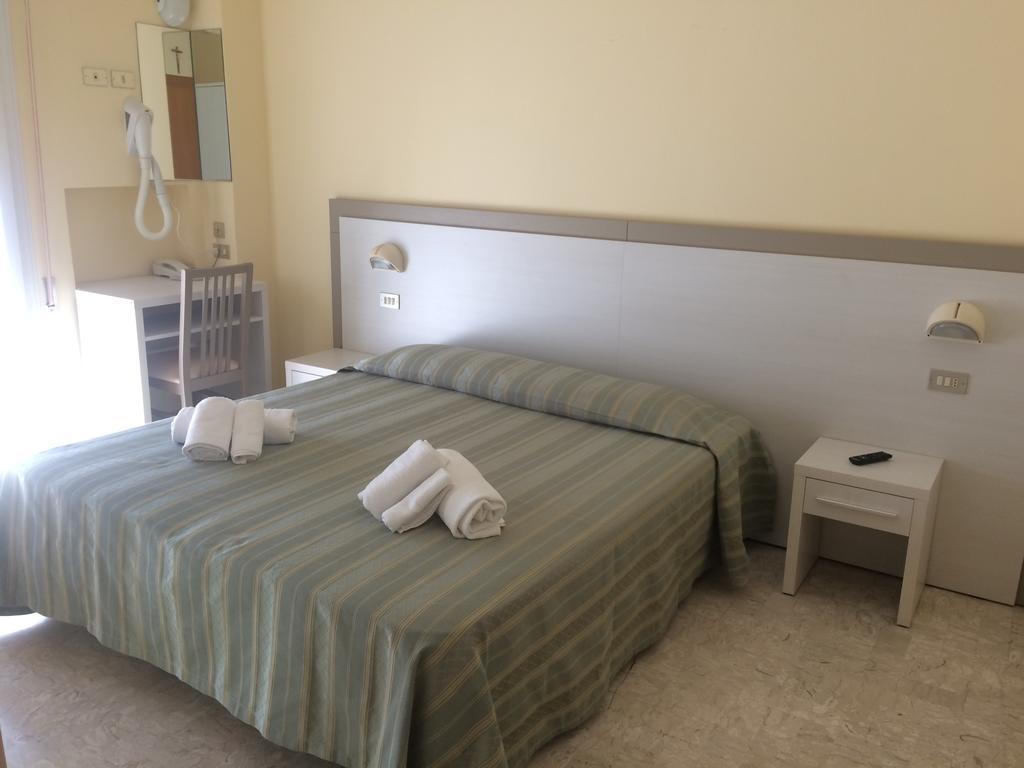 Hotel De La Plage Римини Екстериор снимка