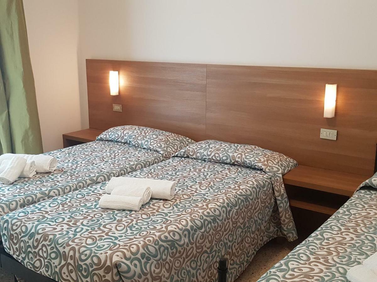 Hotel De La Plage Римини Екстериор снимка